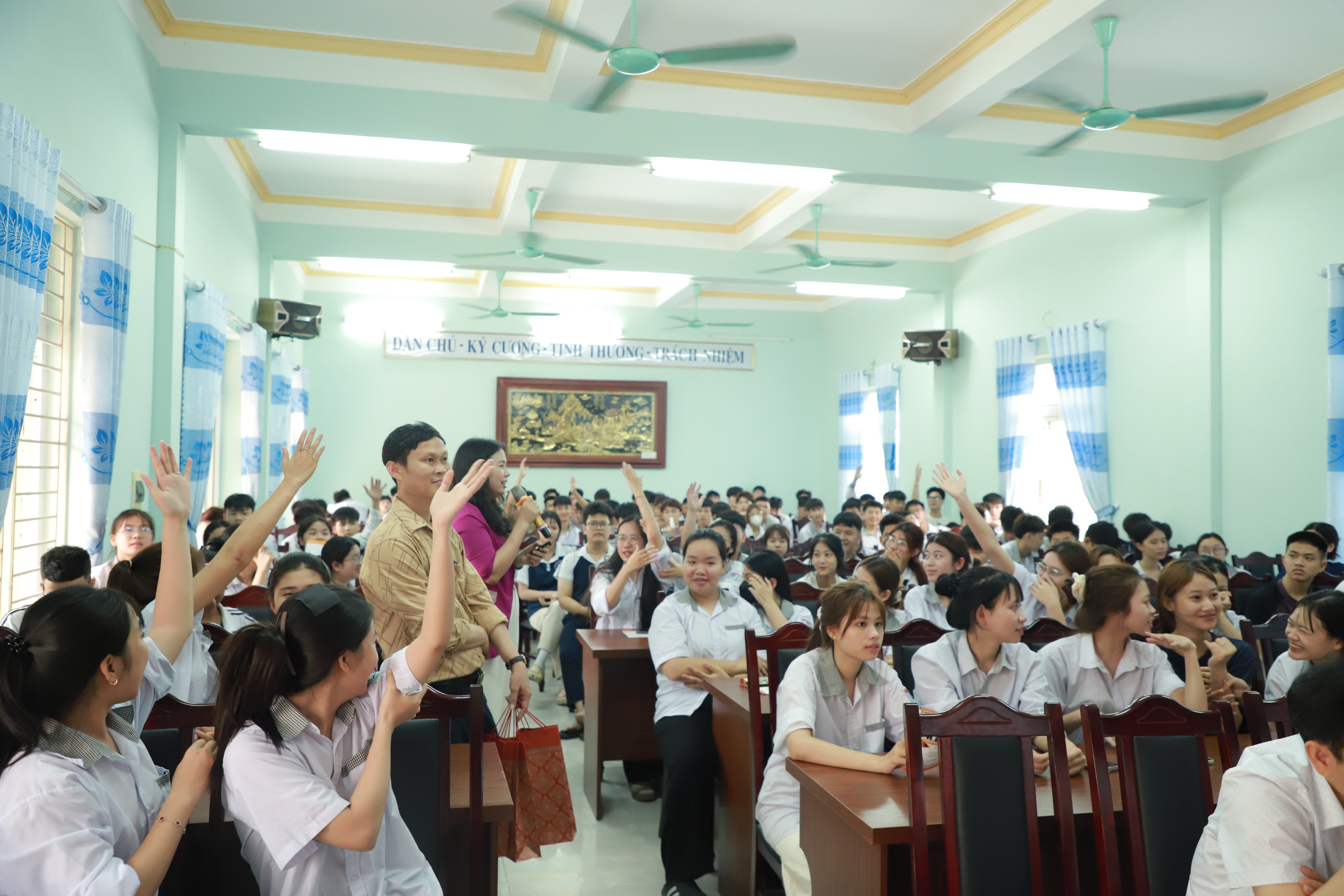 PHỐI HỢP VỚI CÔNG TY CỔ PHẦN CÔNG TRÌNH NGẦM FECON RAITO TỔ CHỨC TƯ VẤN, HƯỚNG NGHIỆP CHO HỌC SINH KHỐI 12 TẠI TRƯỜNG THPT Ý YÊN – TỈNH NINH BÌNH