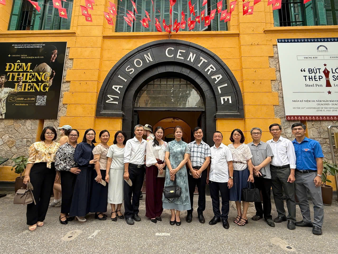 ĐOÀN CÁN BỘ CHỦ CHỐT TRƯỜNG CĐXD SỐ 1 DÂNG HƯƠNG TRI ÂN TẠI ĐÀI TƯỞNG NIỆM ANH HÙNG, LIỆT SĨ BẮC SƠN VÀ THĂM QUAN KHU DI TÍCH NHÀ TÙ HỎA LÒ HÀ NỘI